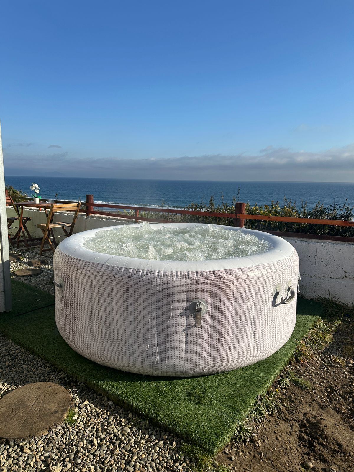 Jacuzzi exterior con vista al mar